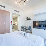 Bright & Spacious Studio In Azizi Riviera 24