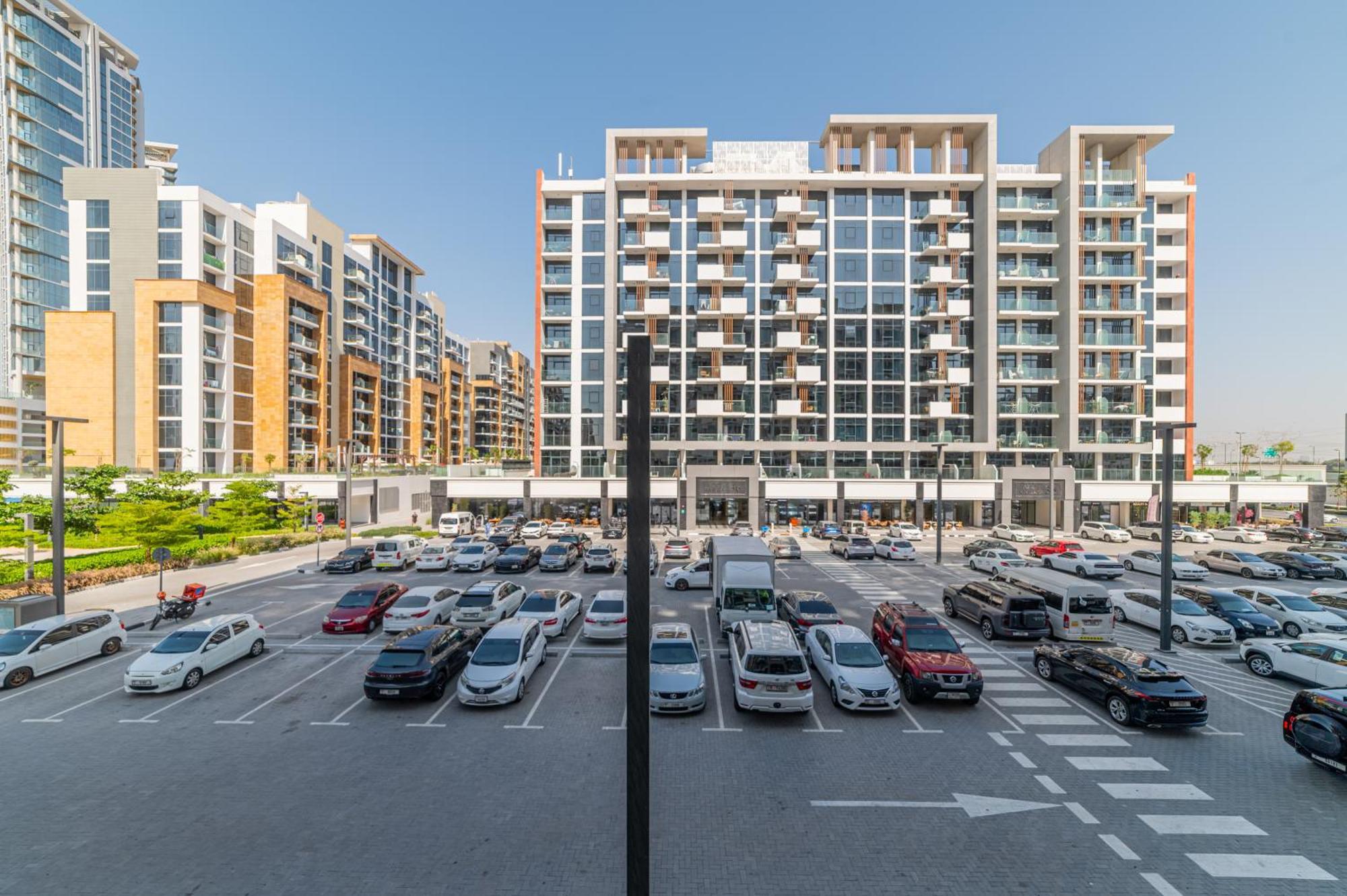 Apartment Bright & Spacious In Azizi Riviera 24