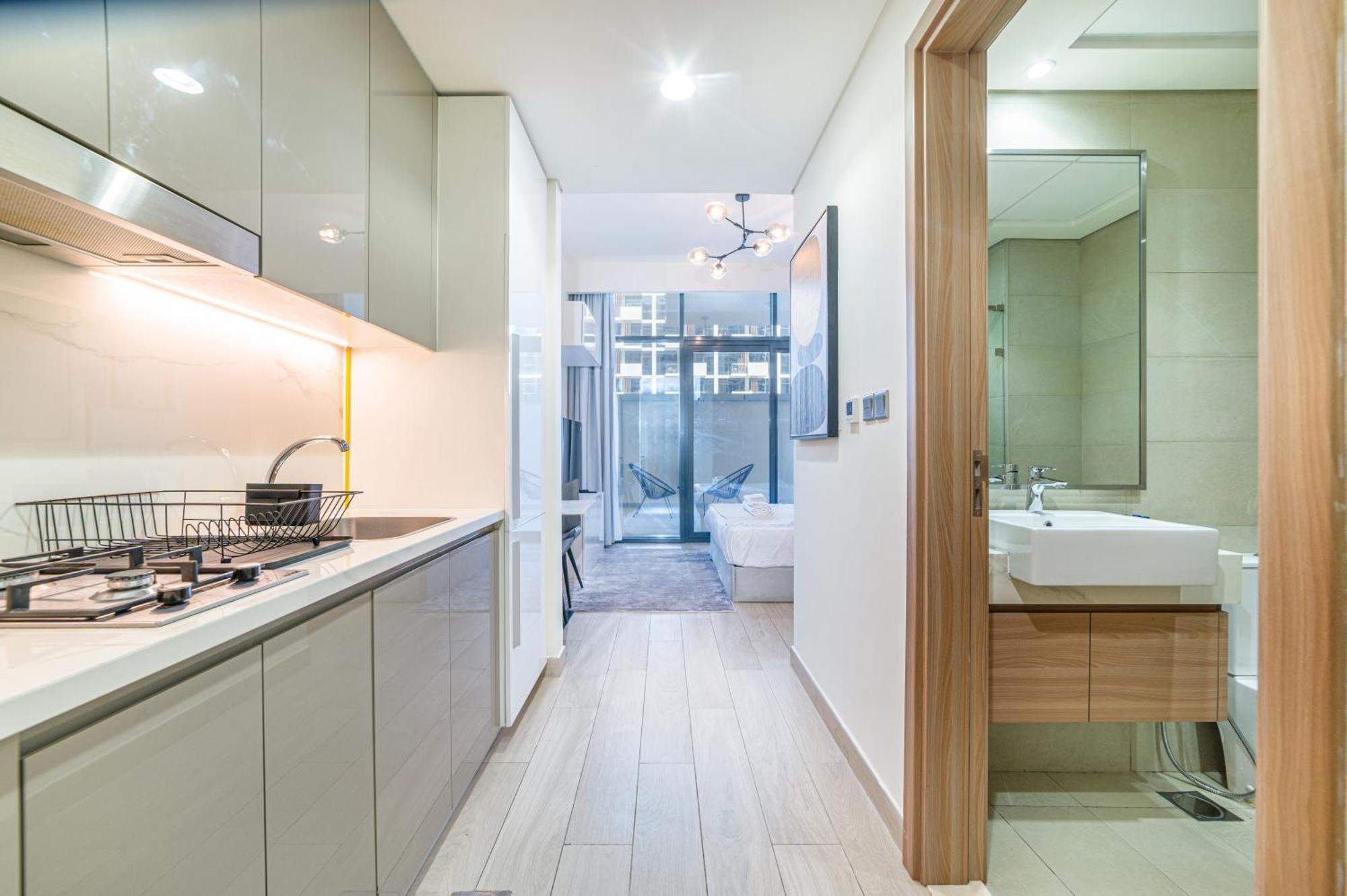 Apartment Bright & Spacious In Azizi Riviera 24
