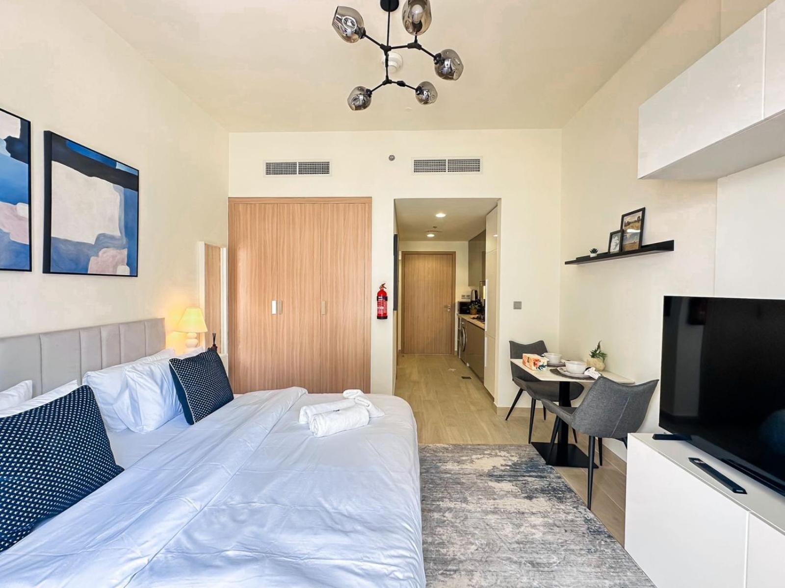 Bright & Spacious In Azizi Riviera 24 Apartment